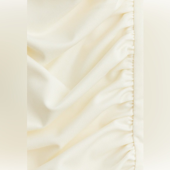 NWT H & M Women's Jersey One-Shoulder Black Fitted Crop Top. Size: XXL. - Picture 2 of 5